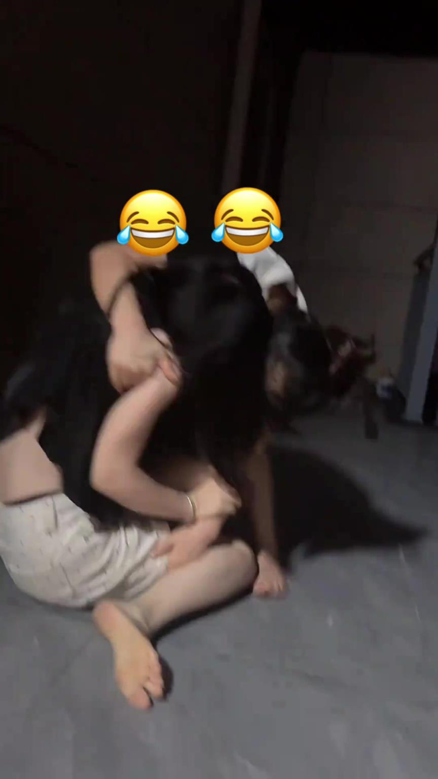 两个闺蜜互撕，怎么到最后气氛不太对了？