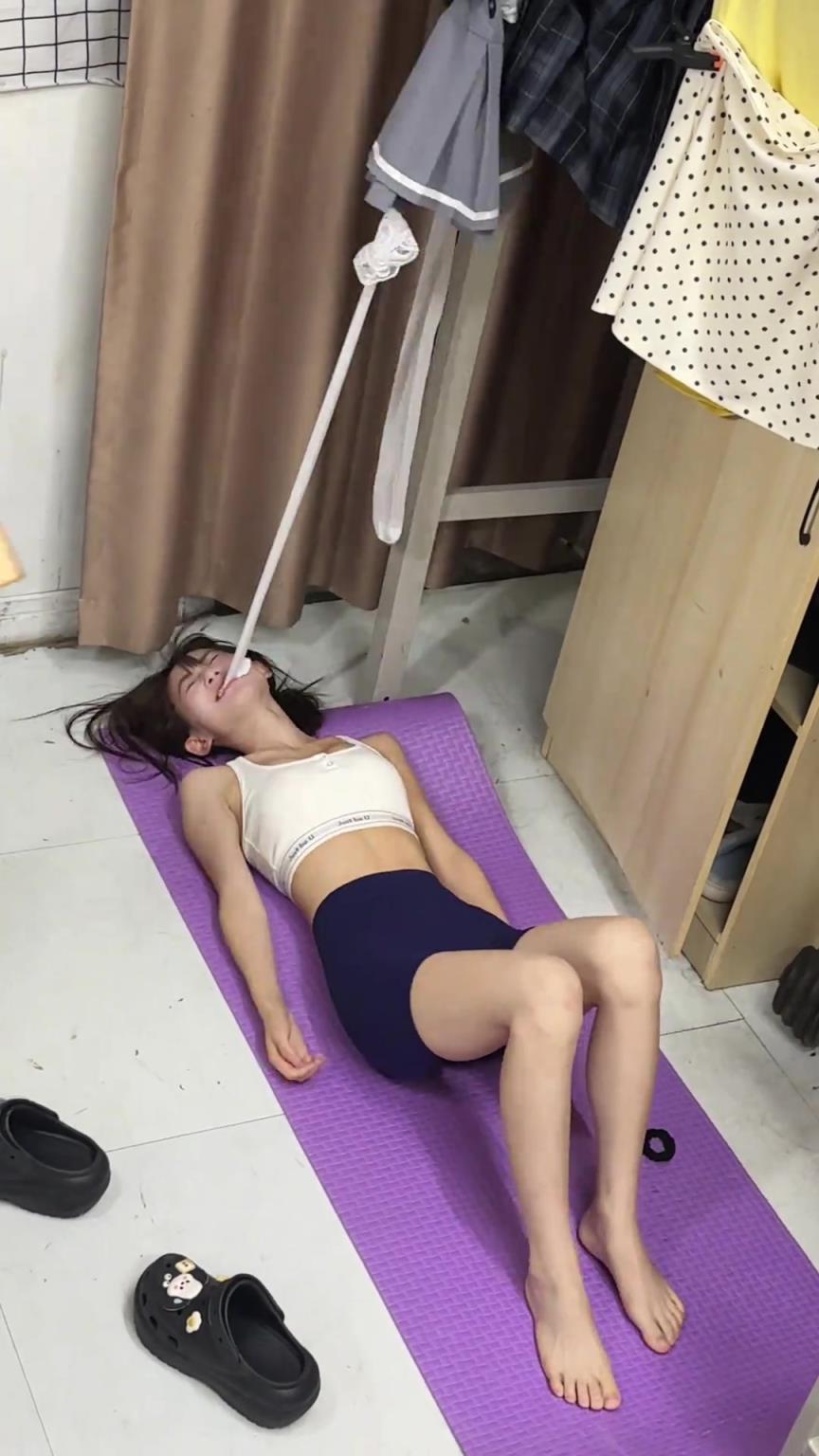 大学女生宿舍用别样的方式健身，这个方法可行？