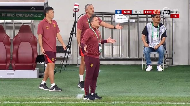 反差！U22国足场上失误频频，就这？业余对手主帅露出蔑视1笑