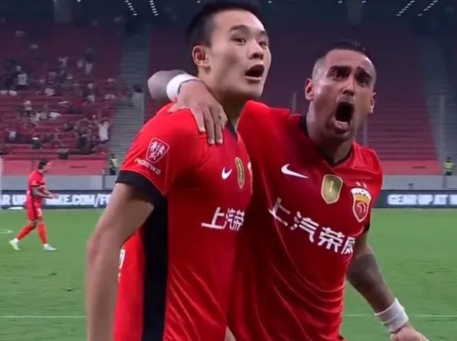 恭喜中国男足：2大悍将崛起，郜林接班人终于诞生！该给他机会了