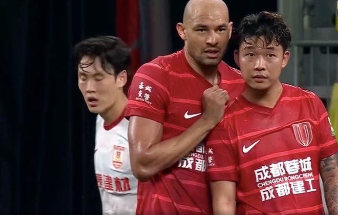 1-0！中超榜首90分钟易主 争冠豪门7轮6胜登顶 核心国脚破门+伤退