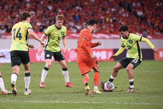 澳大利亚U23vs国足U23数据：控球率74%-26%，射门5-3射正1-0