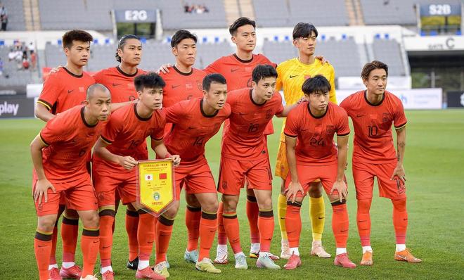 国足新帅3选1，高洪波恐再度陪跑，61岁西班牙籍主帅毛遂自荐！