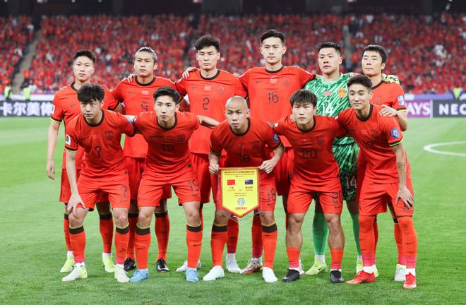 6大洋教争抢国足帅位！44岁大黑马领跑，范志毅建议一针见血