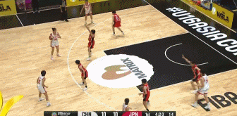 状态很好！U16孙晗昀持球突破&丝滑转身打板上篮 拿到6分了！