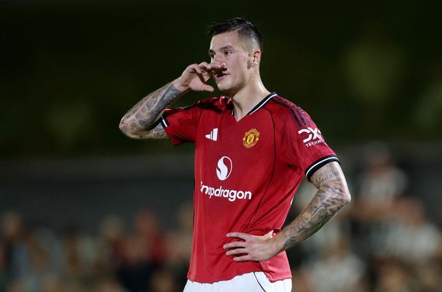 在对切尔西的上半场，曼联前锋舍什科触球6次