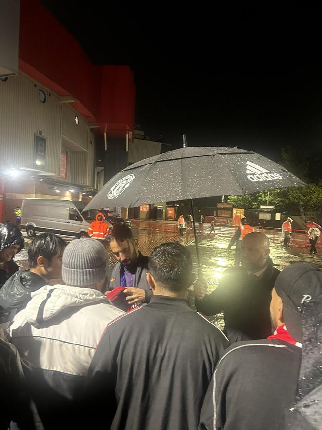 心系球迷！阿莫林赢球后晚上9点冒雨在球场外为球迷签名合影