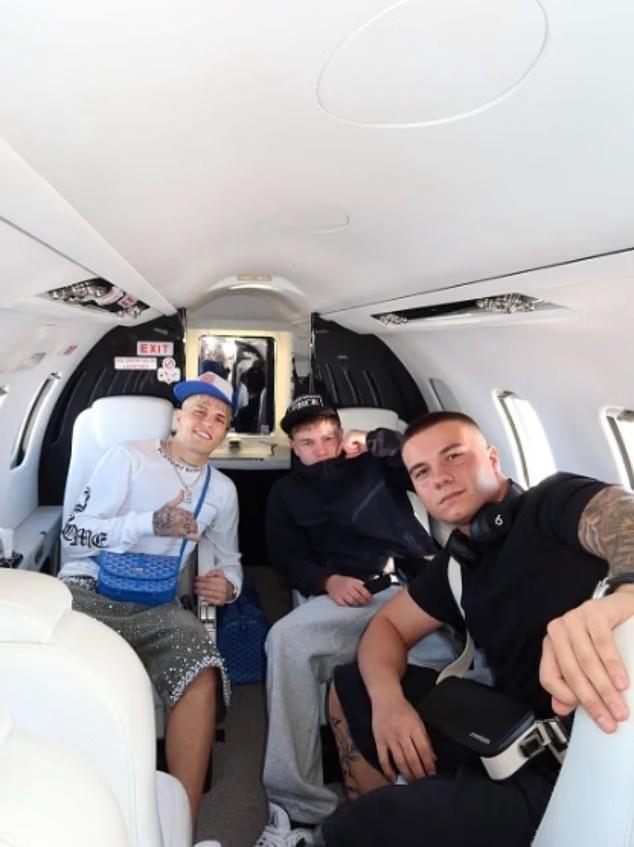 被一曼联球迷骂怪胎！加纳乔弟弟嘲讽：150公斤，赶紧去减肥吧你