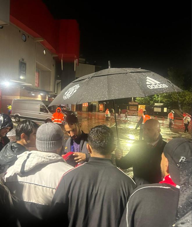尽管冒着大雨，阿莫林赛后还是停下来给球迷们签名