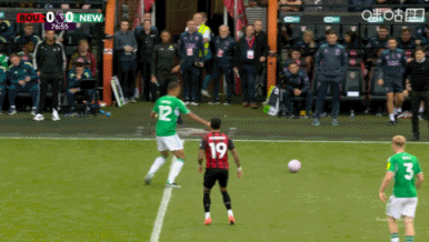 保护性换人!佳夫染黄后再次犯规未被出牌,随后他被拉塞尔斯换下 保护性换人!佳夫染黄后再次犯规未被出牌,随后他被拉塞尔斯换下