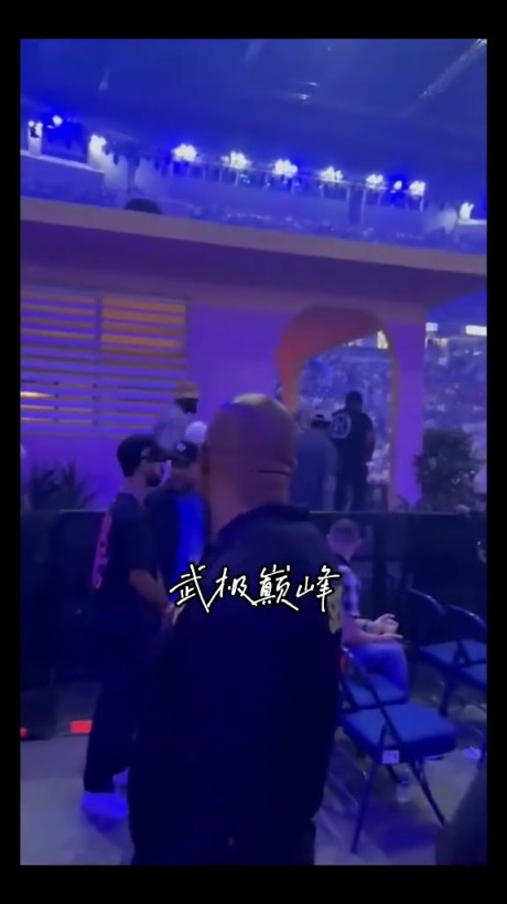 “演唱会响起MVP喊声～詹姆斯现身坏兔子演唱会引起轰动...