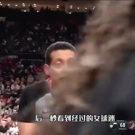 NBA裁判回看录像时竟然被路过女郎迷住了！像平时女生路过的你？