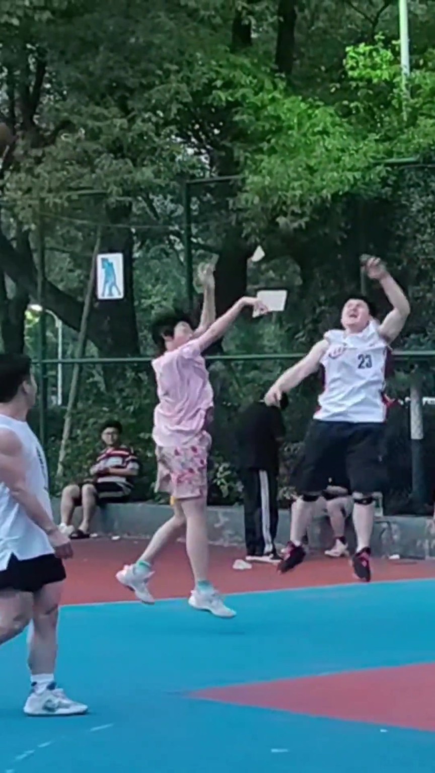 詹姆斯球迷野球场大帽对手 庆祝动作也是霸气十足！