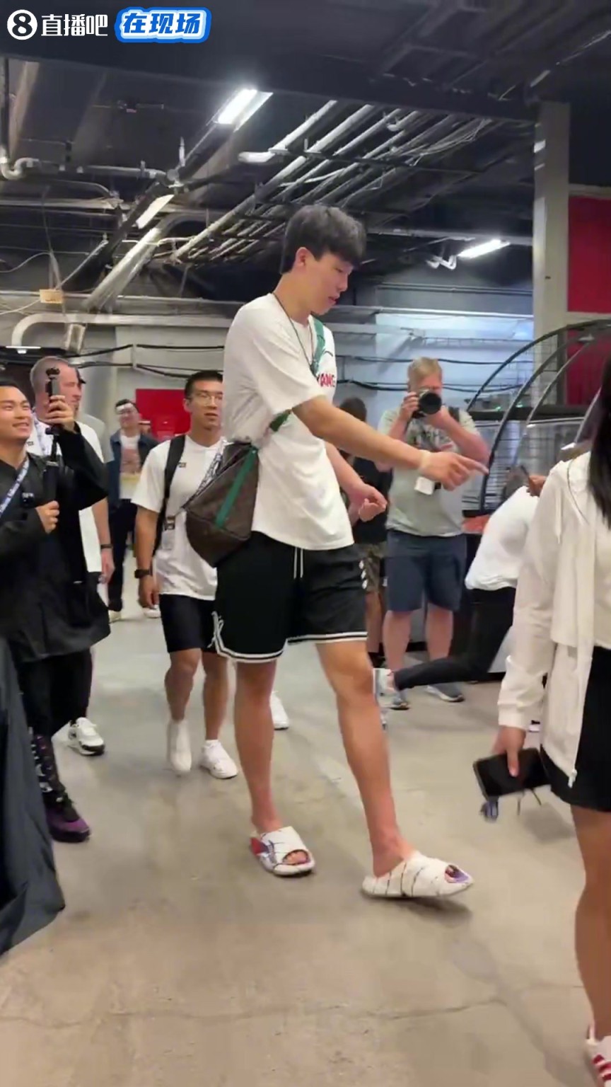 优质偶像！杨瀚森赛后在球员通道内，给小朋友签名！