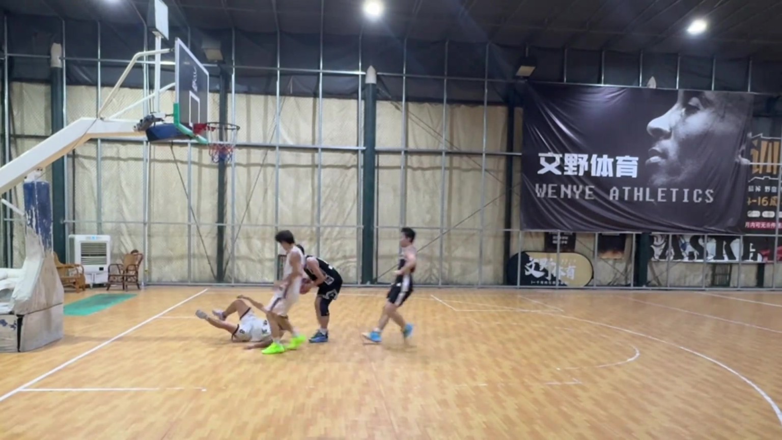 黑衣服：怎么的？我都不防你了，你还想让我做你姐妹？？