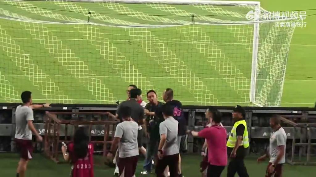 发生了什么？上海德比赛后美女记者和海港工作人员冲突