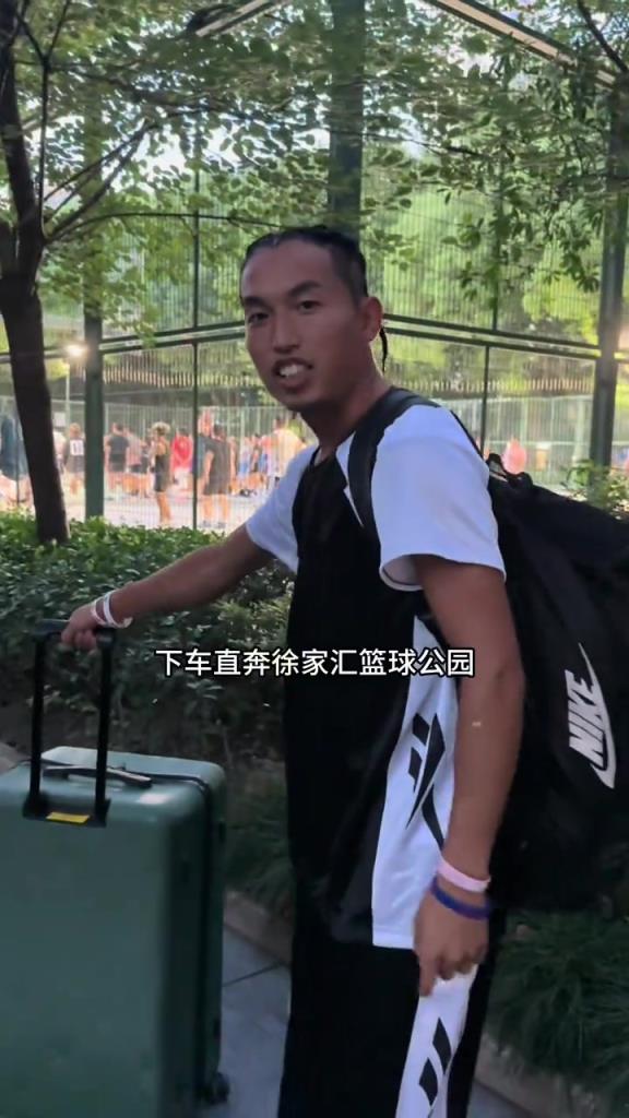 国产艾弗森粉丝单挑两米多的黑人球员 这下有好戏看了！