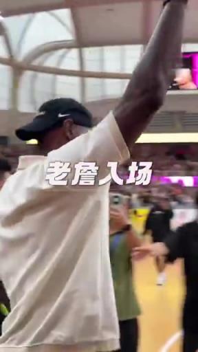 詹姆斯在上海交大体育馆，用中文向球迷打招呼“你好”！