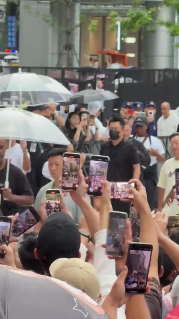 成都雨下这么大，詹姆斯伞都不撑，冒着雨和球迷们一一打招呼