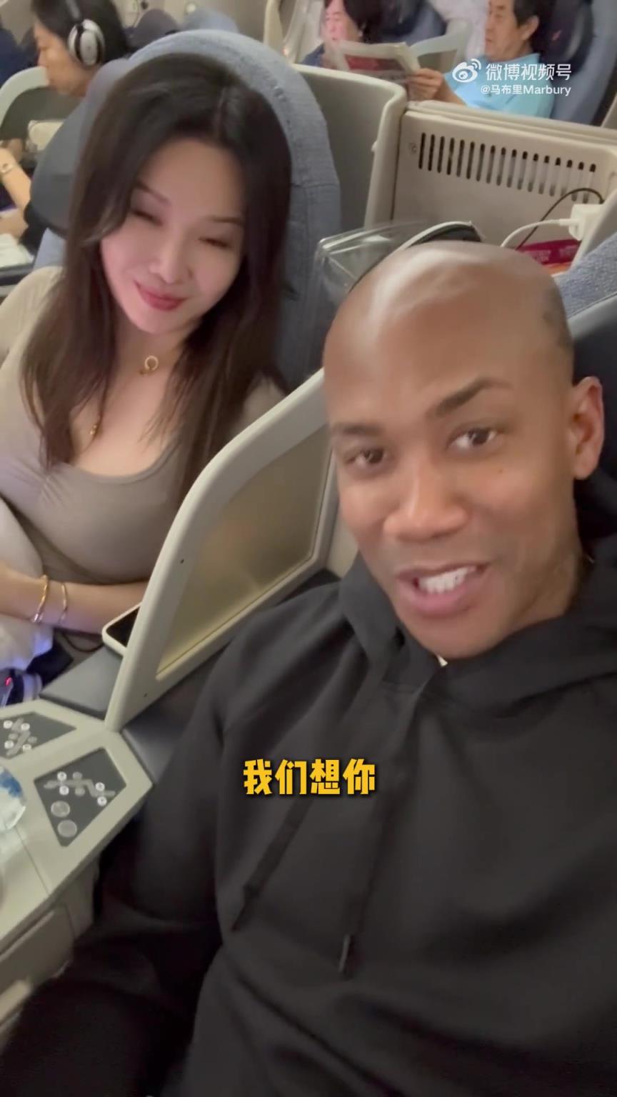 马布里晒和老婆吃中餐视频鸡蛋灌饼视频：好吃！