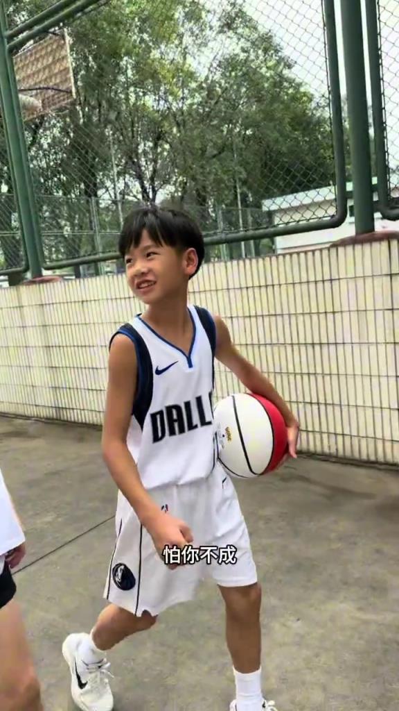 小菜鸡和奥妮尔姐姐1v1单挑！一位技术流一位推土机