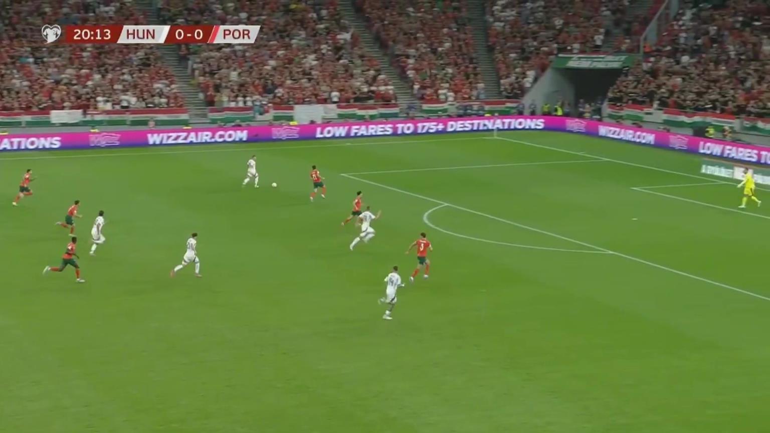 葡萄牙0-1落后！瓦尔加门前头球击中立柱弹入网窝