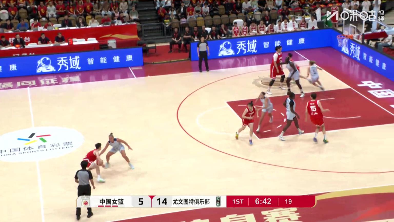 这纯纯碾压啊！张子宇登场首次触球，就在低位轻松背打得手