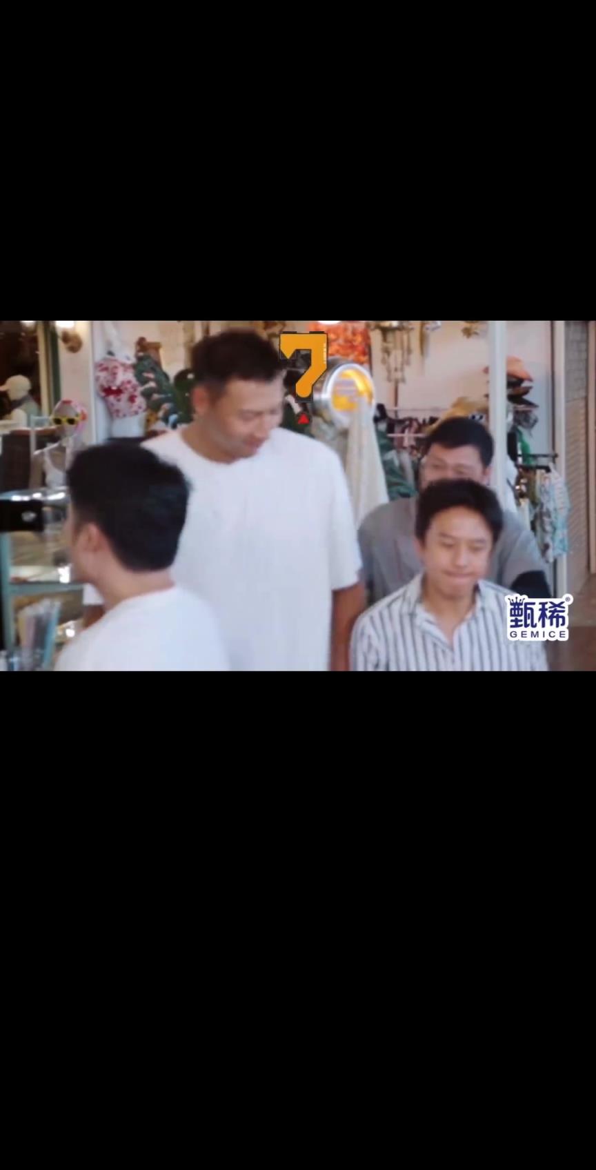 抽象啊！邓超名场面 突然围住易建联无球背打 其他人也左右围男