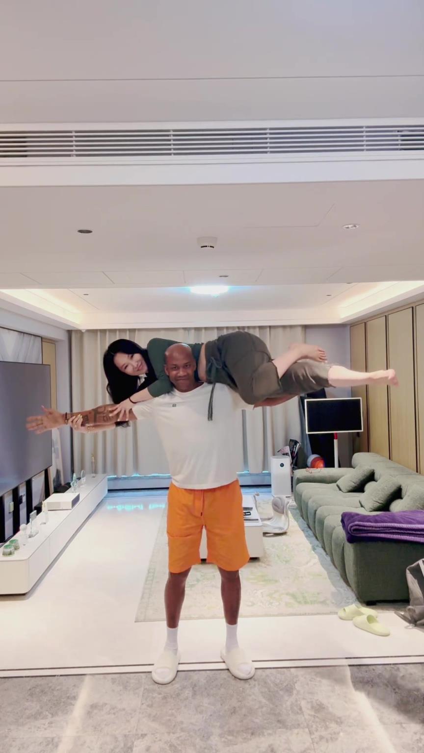 马布里和中国老婆玩睡美人挑战：这个我也行！80岁也照样举起你