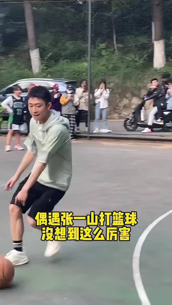 左撇子啊！男星张一山打篮球 这水平算得上野球场大腿吗？