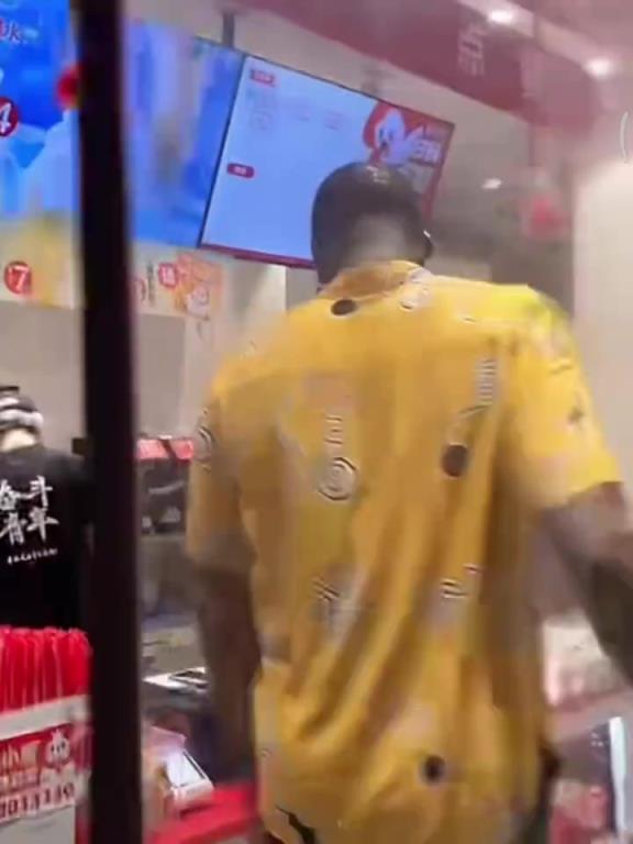接地气~追梦-格林中国行 与妻子一起逛蜜雪冰城品尝