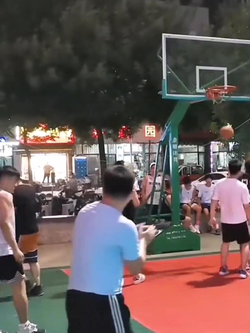 这到底是什么神仙进球？直接把防守人整懵了！
