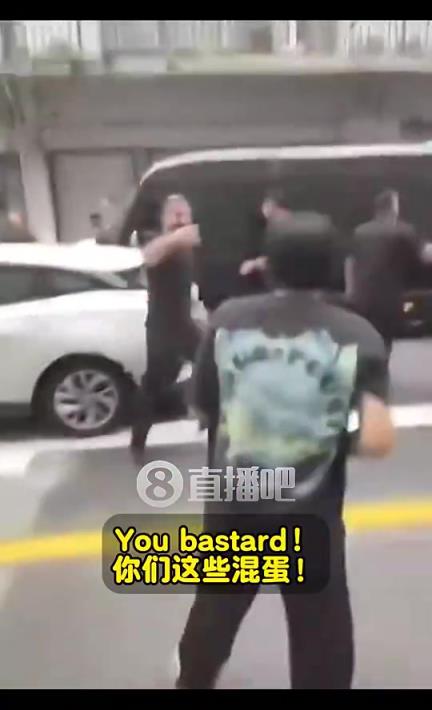 疯狂！詹姆斯安保人员此前驱逐球迷：都TM滚开！你们这些混蛋！