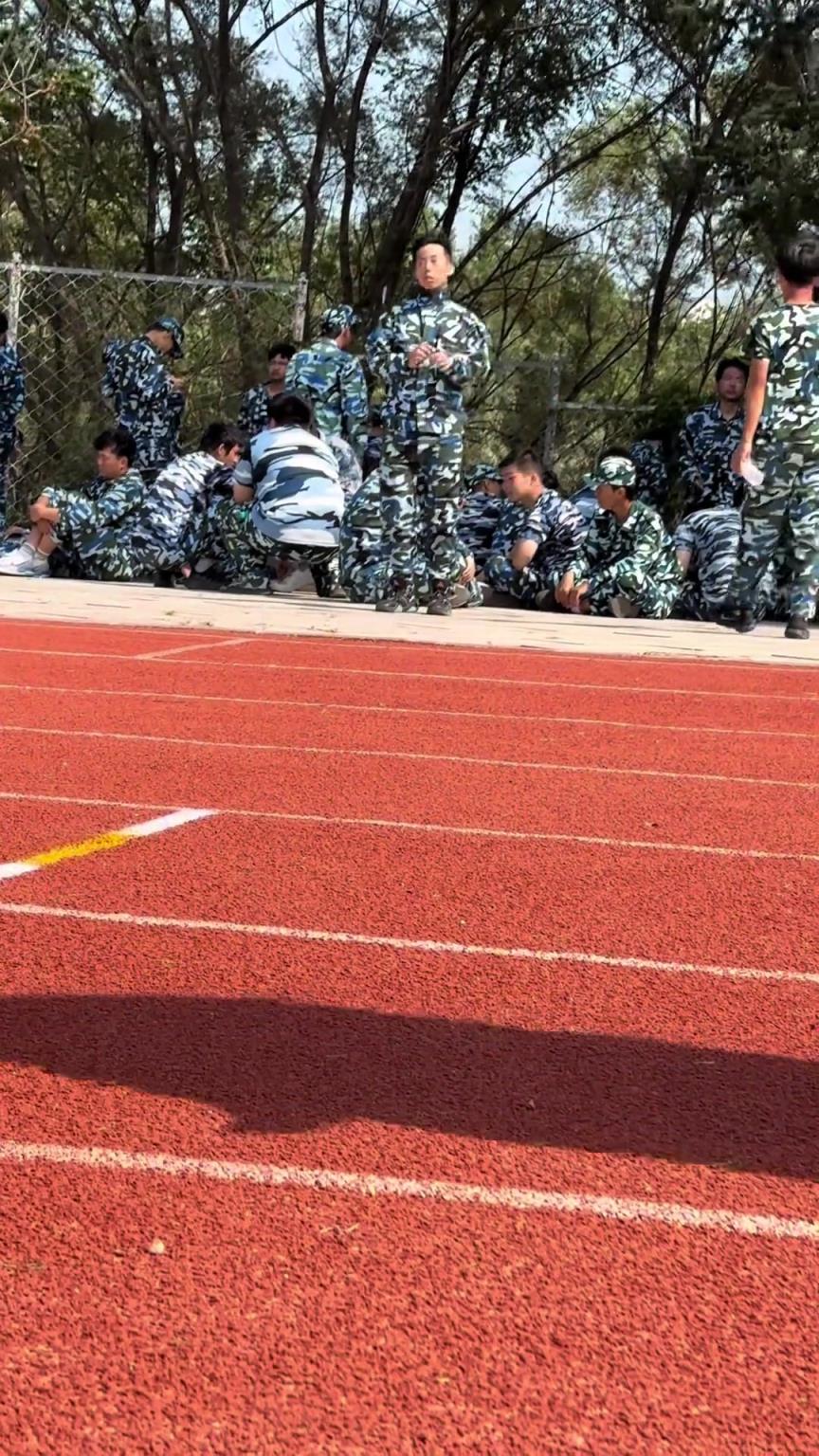 哈哈哈哈这个真跟我兄弟一模一样，老是喜欢做这些动作