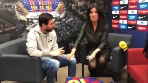名场面：女主持采访时摸了梅西的大腿……然后还获得了亲签球衣！