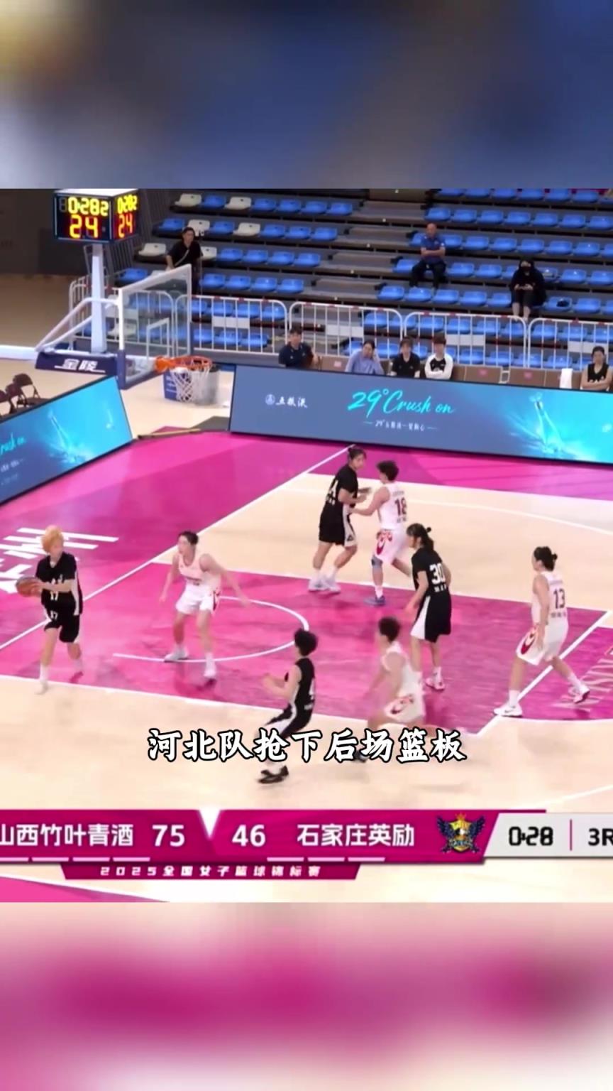 河北女篮一名球员接球后直接投向自家篮筐，看懵现场所有人！