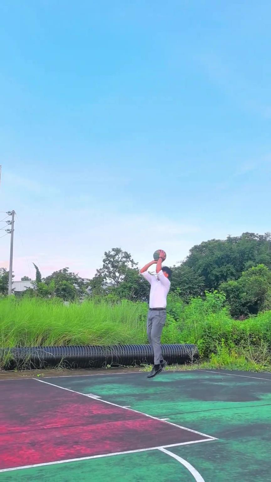 感觉投篮姿势像甜瓜！中年老哥西装暴徒跳投美如画