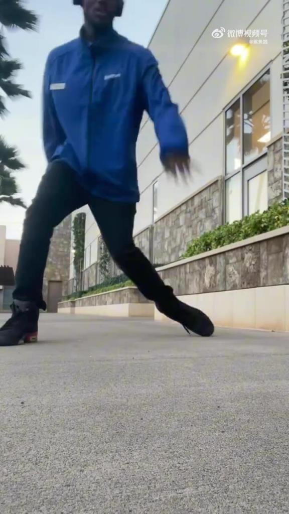 用乒乓球练习篮球运球都这么熟练，同理篮球也是高手吧