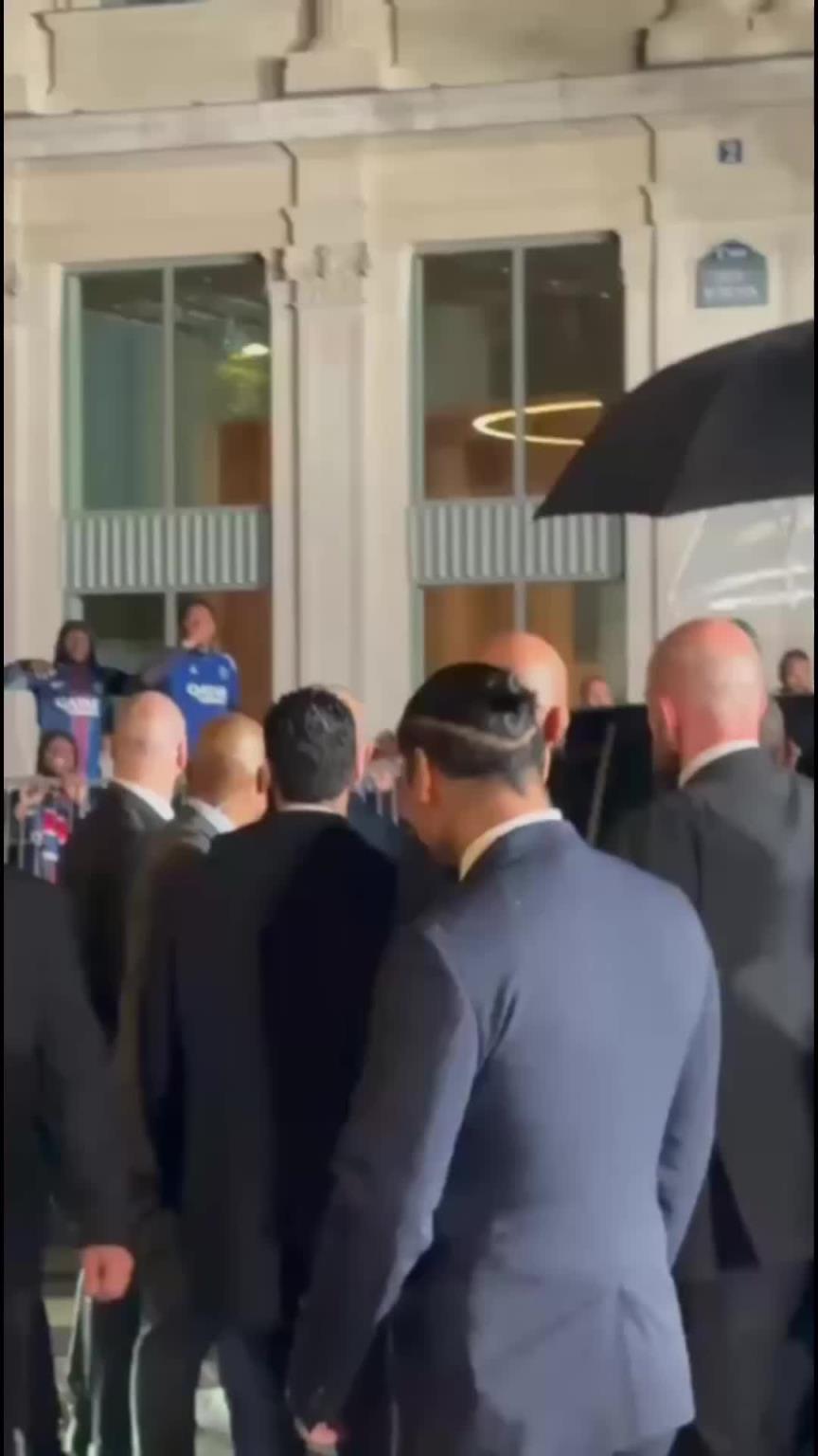 亚马尔在巴黎球迷的嘘声中离开金球奖颁奖典礼