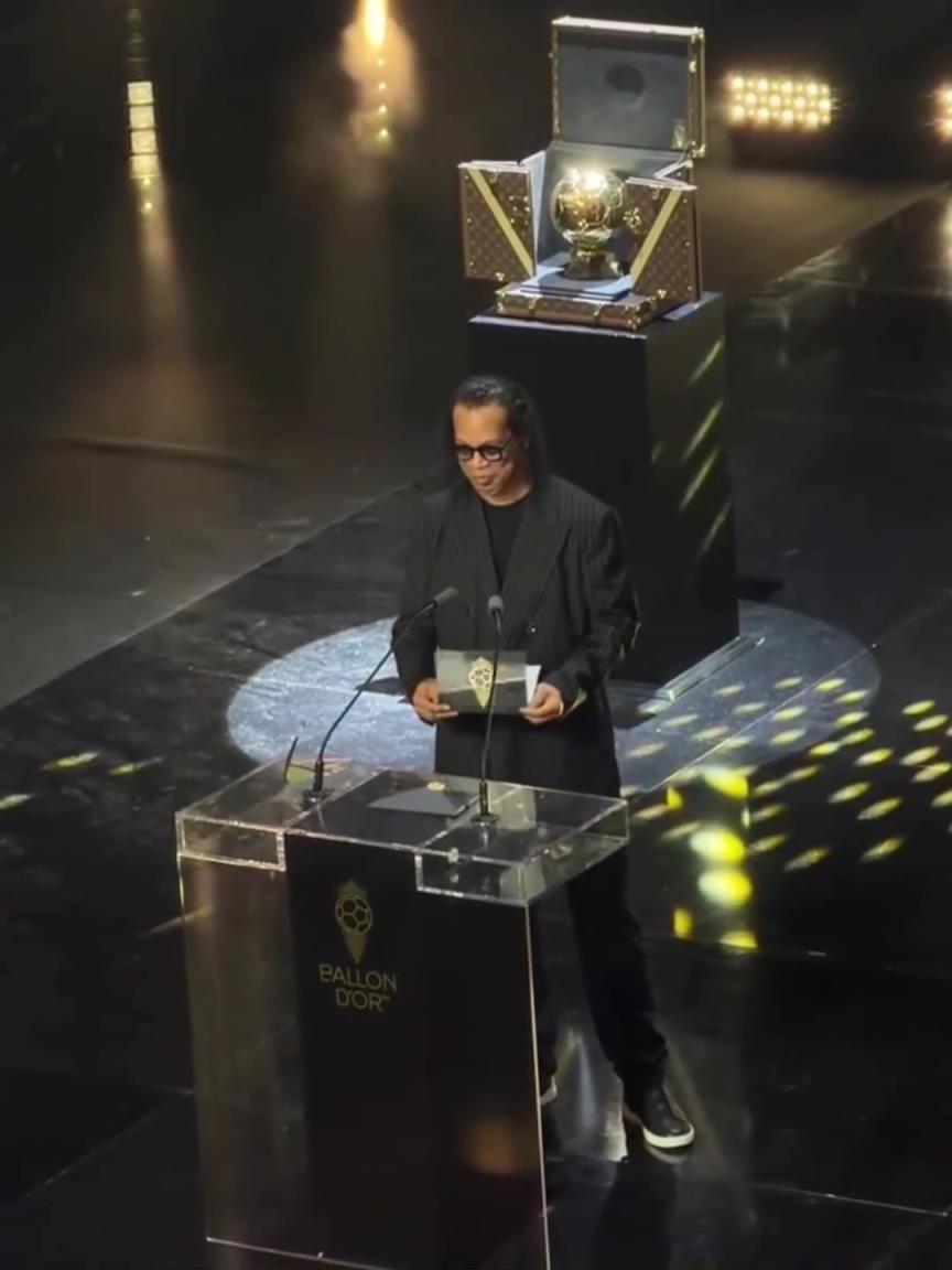登贝莱获金球后第一时间与亚马尔握手，典礼结束亚马尔也上前祝贺