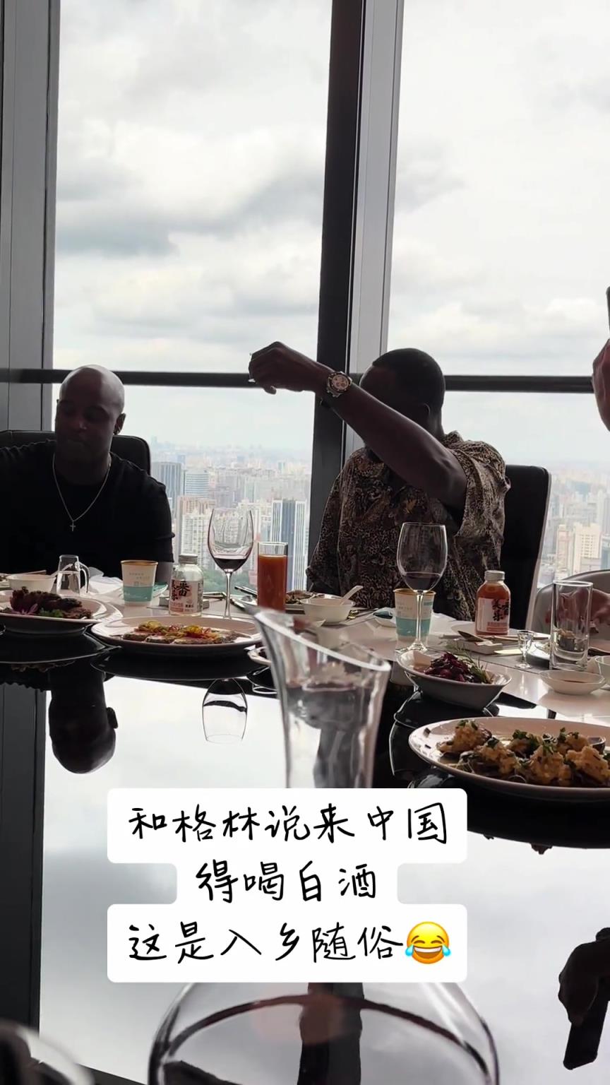 入乡随俗！追梦中国行尝试白酒 喝完这反应太真实了