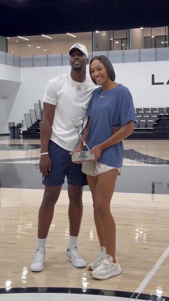 阿德巴约女友阿贾威尔逊获得第四座WNBA MVP奖杯！太猛了