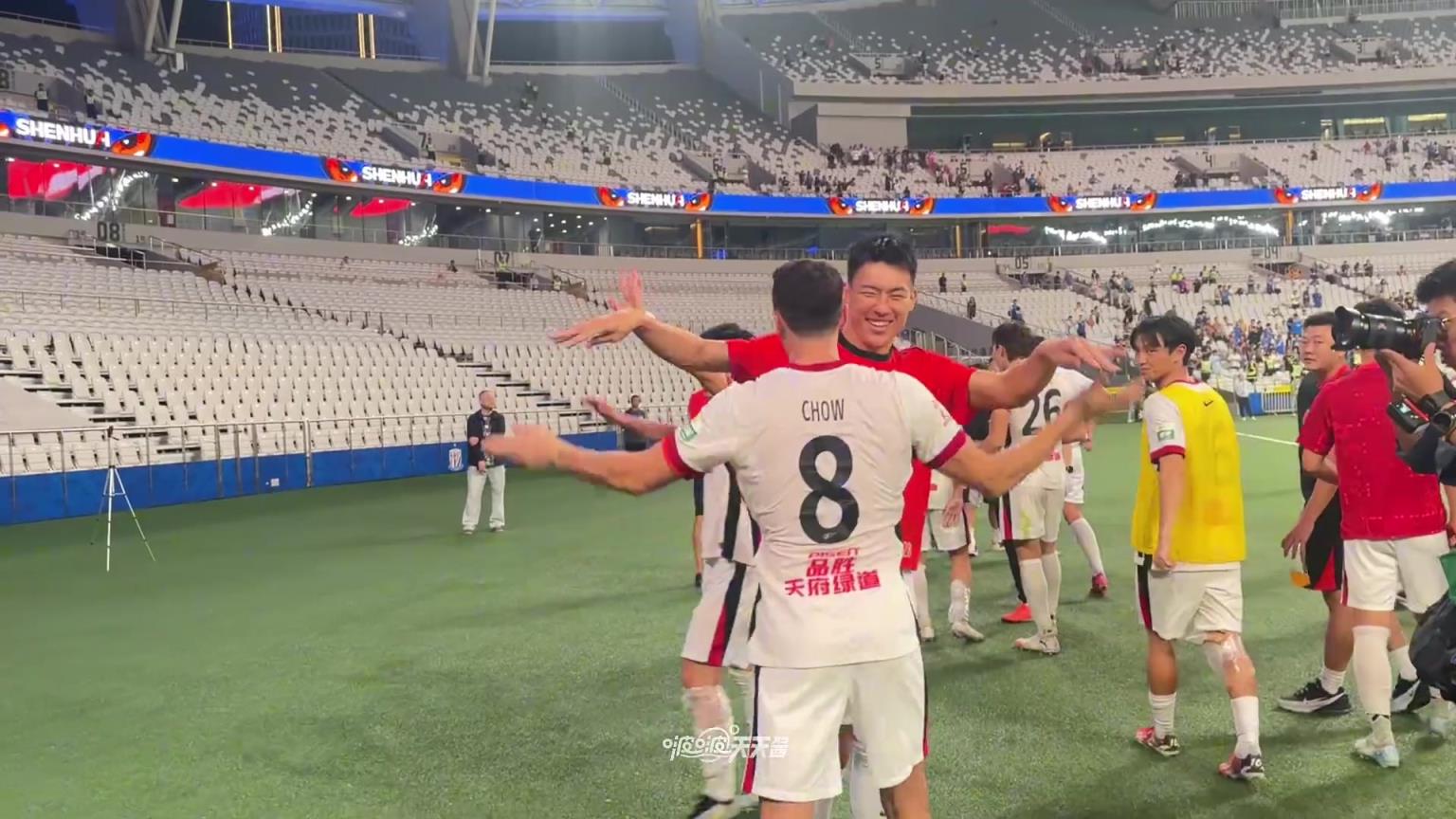 尽情欢呼！蓉城将士为球迷们再次续费中超榜首！