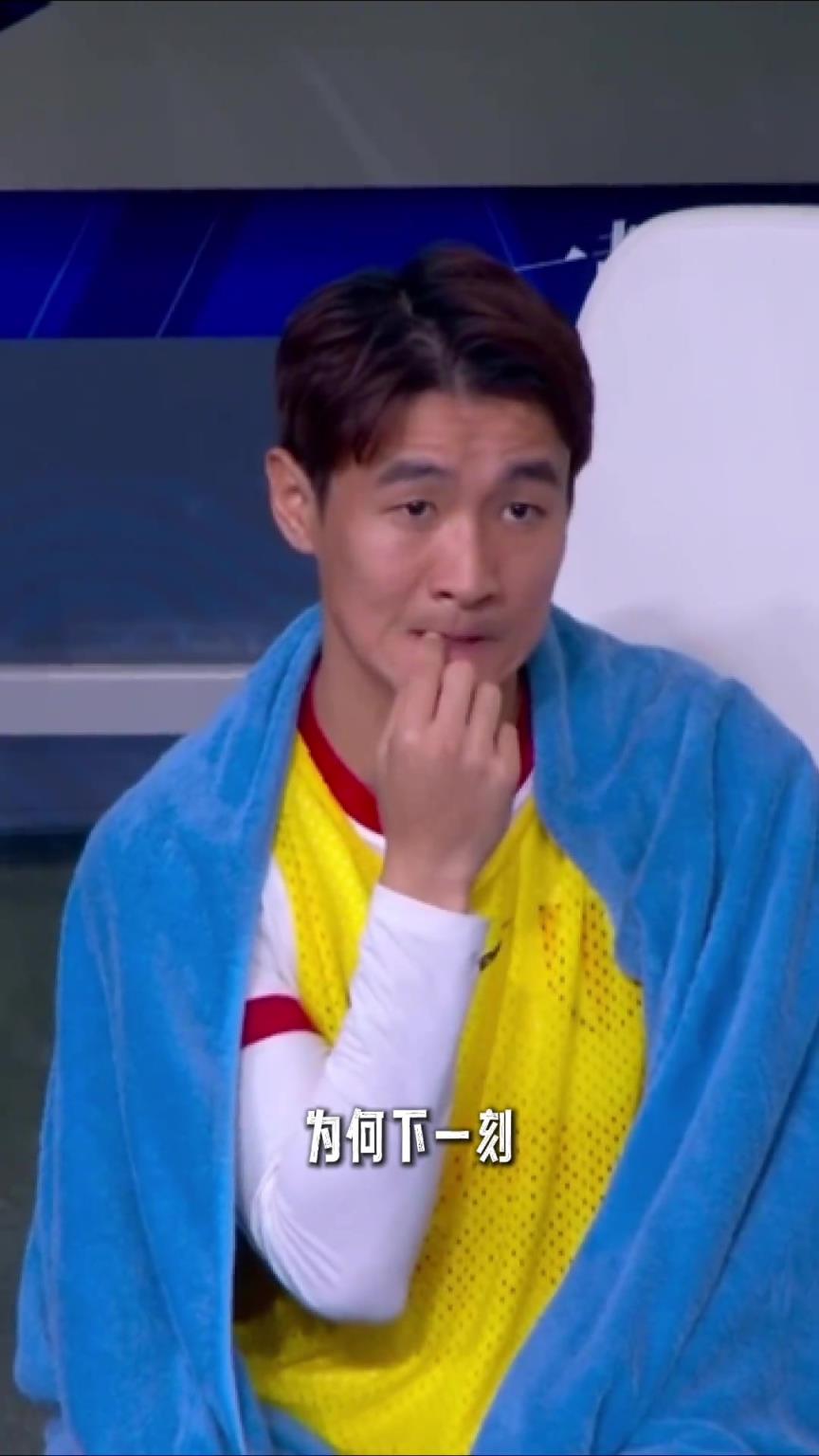 故意洗牌？韦世豪受伤下场又在替补席吃牌，下轮停赛!