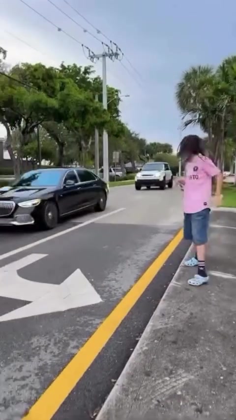 没架子！梅西停车为球迷身上的球衣签名