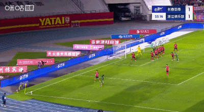 十人浙江2-1领先亚泰！卢卡斯头球，王禹躲避不及砸脸送乌龙