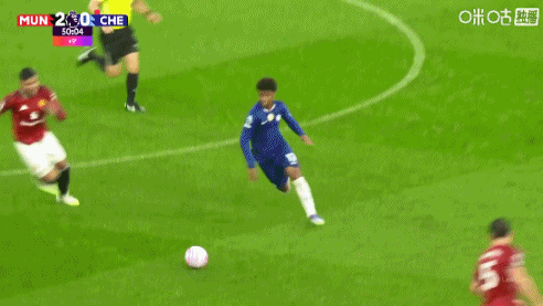 十打十了！上半场补时阶段，卡塞米罗两黄变一红被罚下