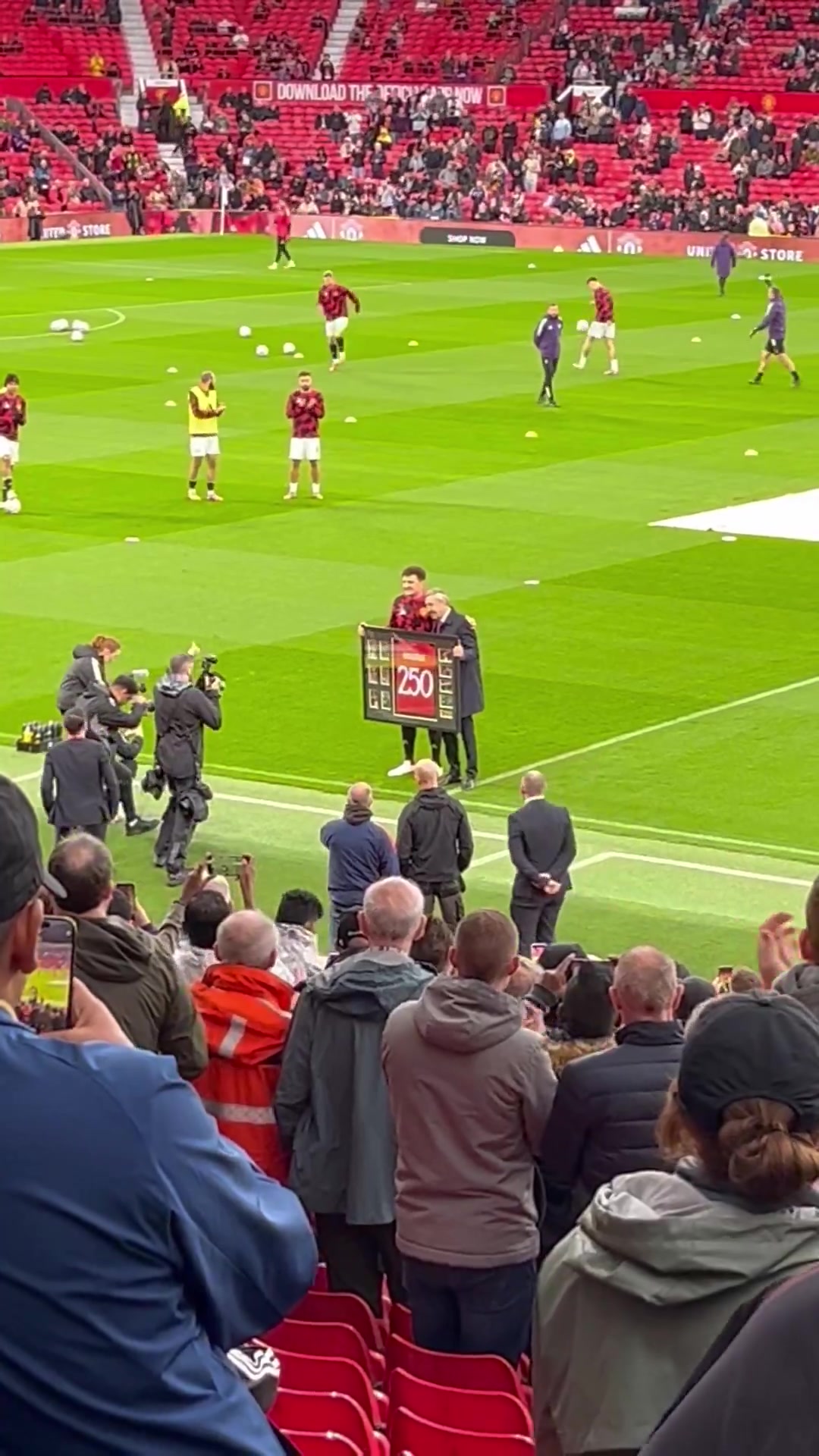 里程碑！马奎尔获赠曼联250场出场纪念球衣