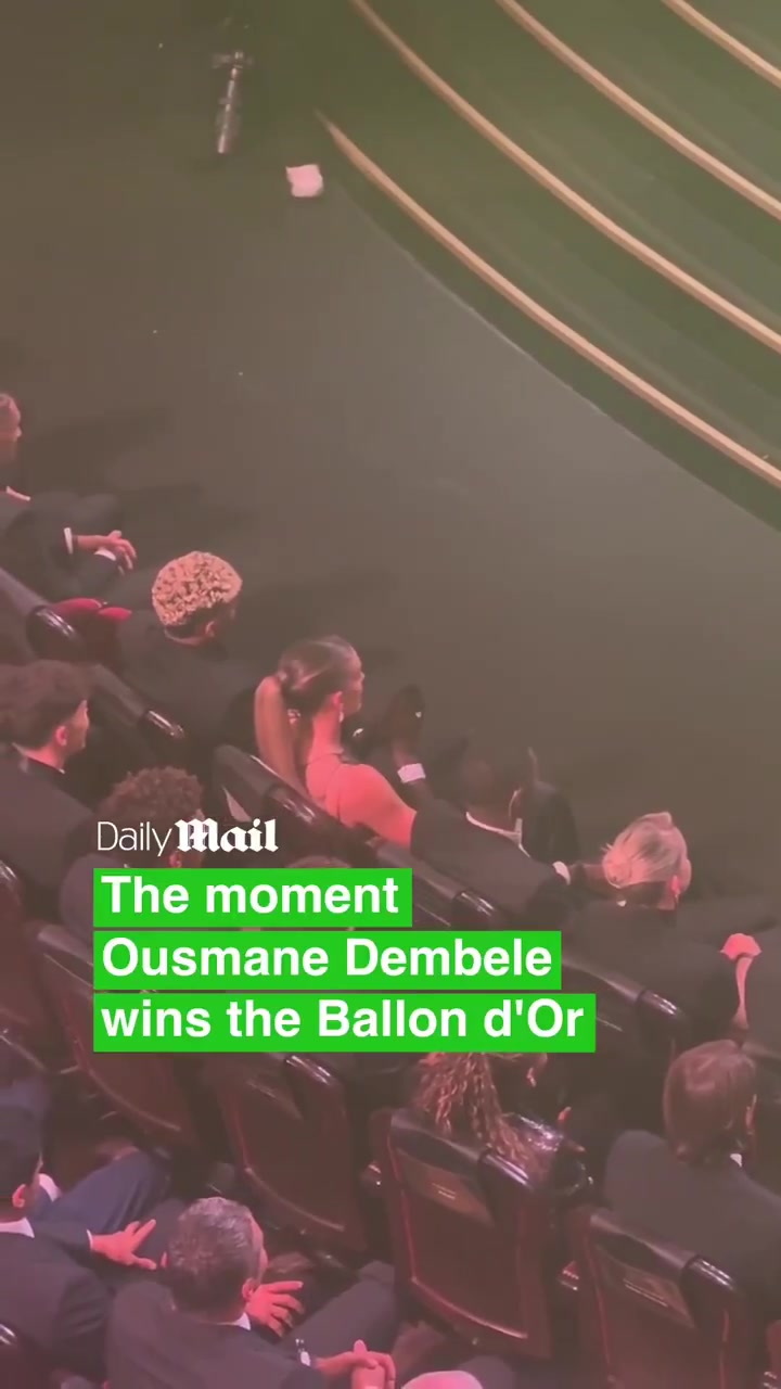 门神秃顶了...登贝莱获奖先与多纳鲁马拥抱,第二个拥抱亚马尔 门神秃顶了...登贝莱获奖先与多纳鲁马拥抱,第二个拥抱亚马尔